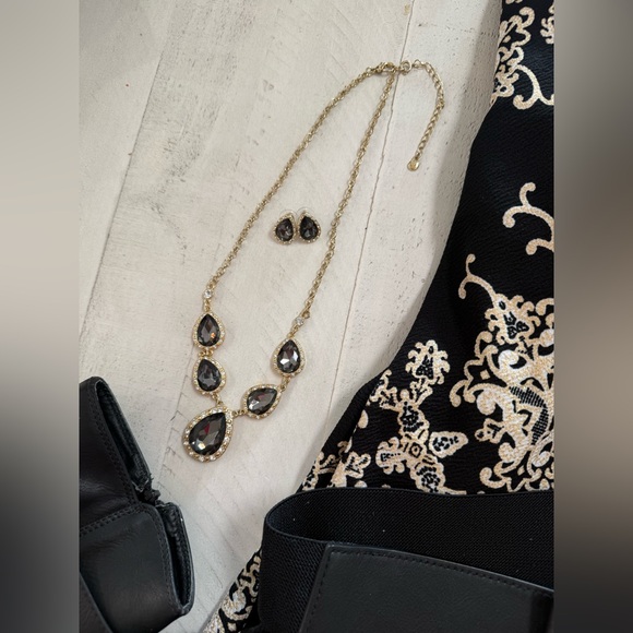 LulaRoe Nicole Elegant Collection with Matching Tights, jewelry, & belt - Picture 12 of 16